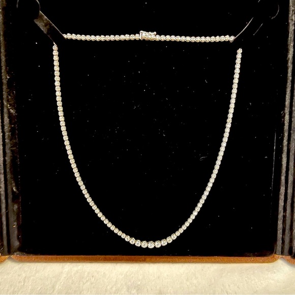 Beautiful 3 carat graduated tennis necklace in 18k white gold with certificate. - Picture 6 of 8